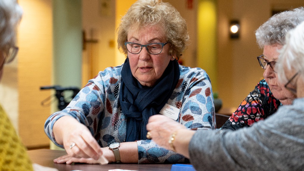 Afb: Hennie Driesen is vrijwilliger bij Hof van Smeden: “Bewoners zeggen altijd dat ze het fijn vinden dat ik er ben”