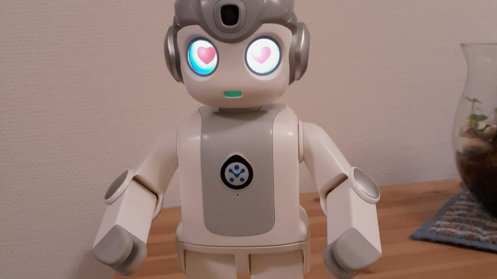 Afb: Robot Maartje danst, praat en laat zelfs geestelijke liederen horen