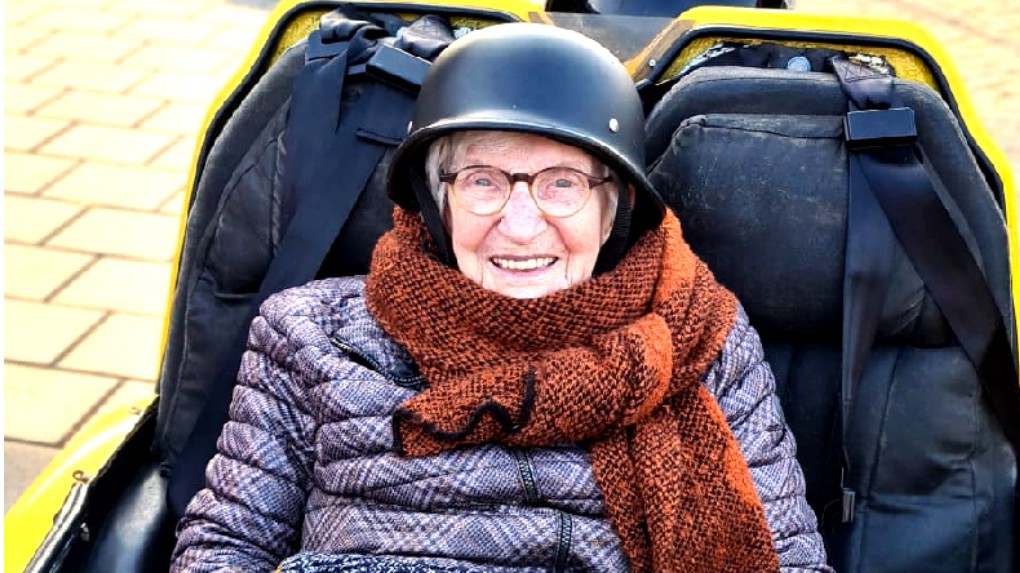 Afb: Rina de Steur (96) maakt ritje van haar leven in motorzijspan