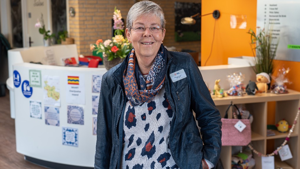Afb: Corrie de Haan is gastvrouw en kerkvrijwilliger in Talma Hof : “Er gewoon zijn is al genoeg”