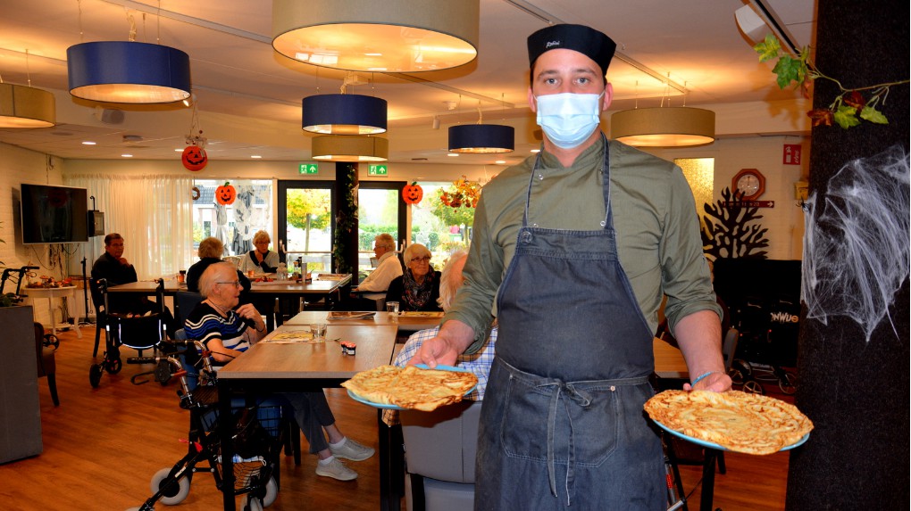 Afb: Chefkok kookt in Zonnewiede