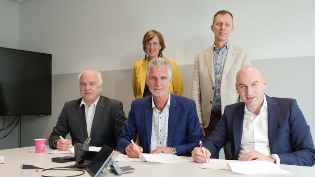 Afb: Zorggroep Oude en Nieuwe Land, Opella en Hogeschool Viaa tekenen een samenwerkingsovereenkomst voor brancheproject Verzorging en Verpleging
