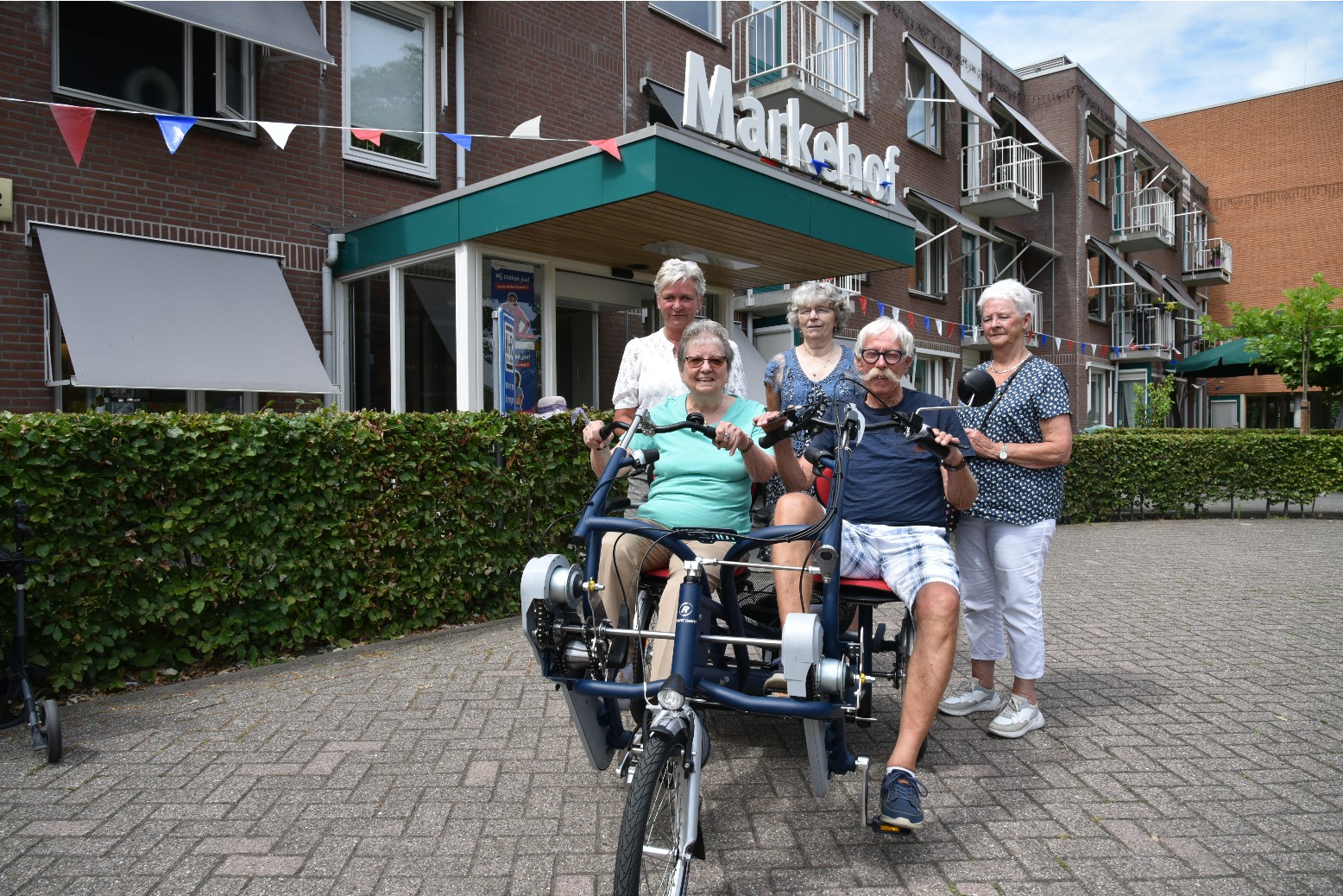 Afb: Een nieuwe duofiets voor woonzorgcentrum Markehof: “Het is goed voor bewoners om in beweging te blijven.” 2