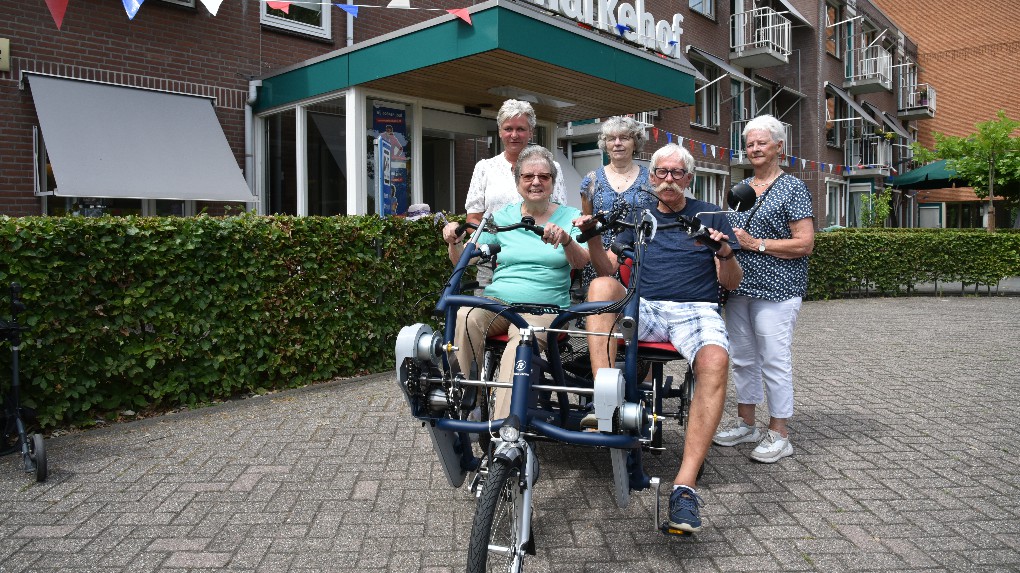 Afb: Een nieuwe duofiets voor woonzorgcentrum Markehof: “Het is goed voor bewoners om in beweging te blijven.”