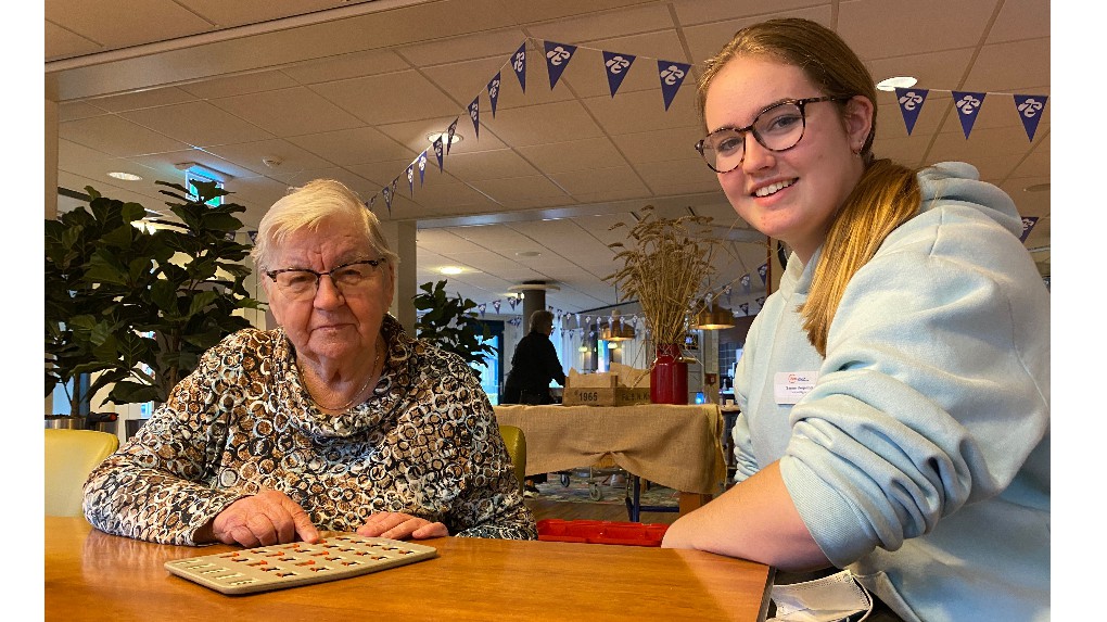 Afb: Jongste vrijwilliger Sanne (14) helpt iedere week bij bingo